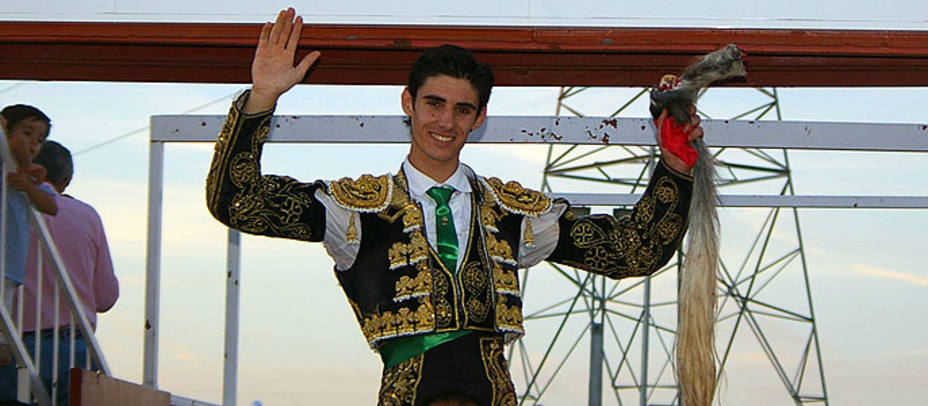 Víctor Barrio en su salida a hombros del coso portátil de Villaseca de la Sagra en el año 2010. VILLASECATOROS