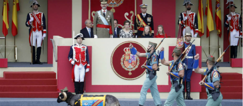 Los Reyes de España presiden el desfile de la Fiesta Nacional. EFE