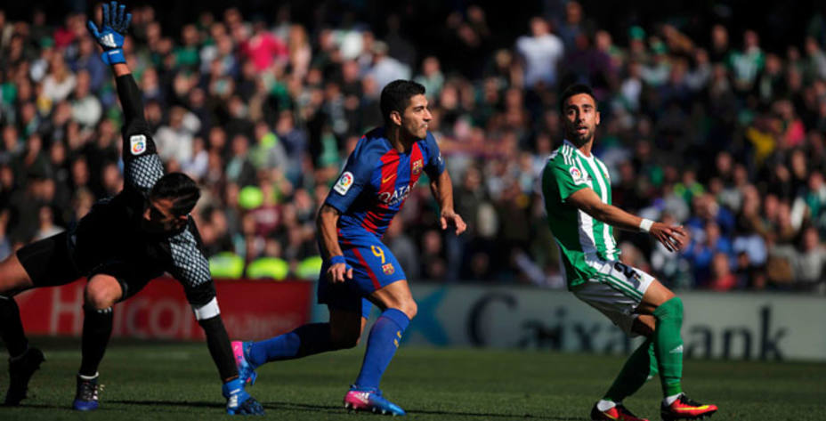 Luis Suárez salvó un punto para el Barcelona en el último minuto con su gol. Reuters.