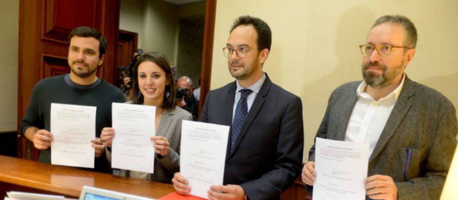 Los portavoces Antonio Hernando, Irene Montero y Juan Carlos Girauta aparecen juntos para registrar la petición. Foto EFE