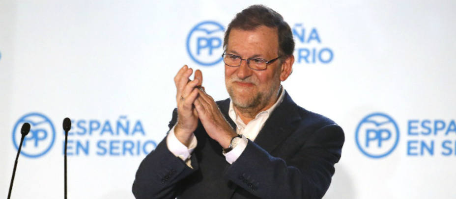 Mariano Rajoy saludando a los simpatizantes del PP desde el balcón de Génova. EFE