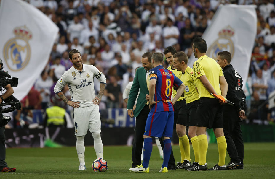 Real Madrids Sergio Ramos and Barcelonas Andres Iniesta with golfer Sergio Garcia and officials before the match
