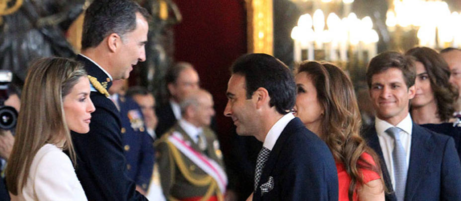 Los nuevos Reyes de España junto a Enrique Ponce y El Juli. EFE