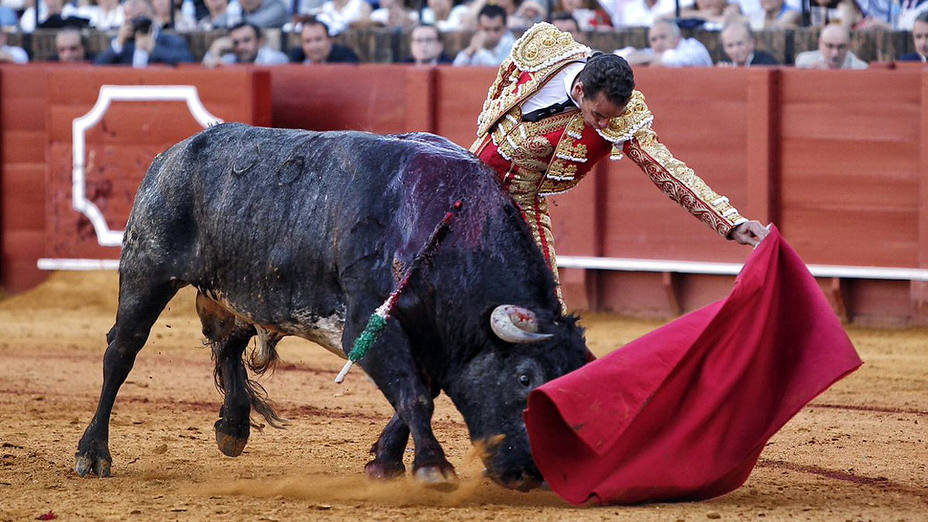 Natural de Pepe Moral al quinto toro de Miura lidiado en la última de la Feria de Sevilla.