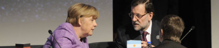Rajoy y Merkel conversan en la Cumbre de Chile. REUTERS