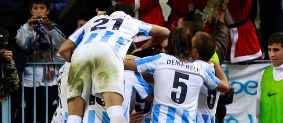 Jugadores del Málaga celebran un gol (REUTERS)
