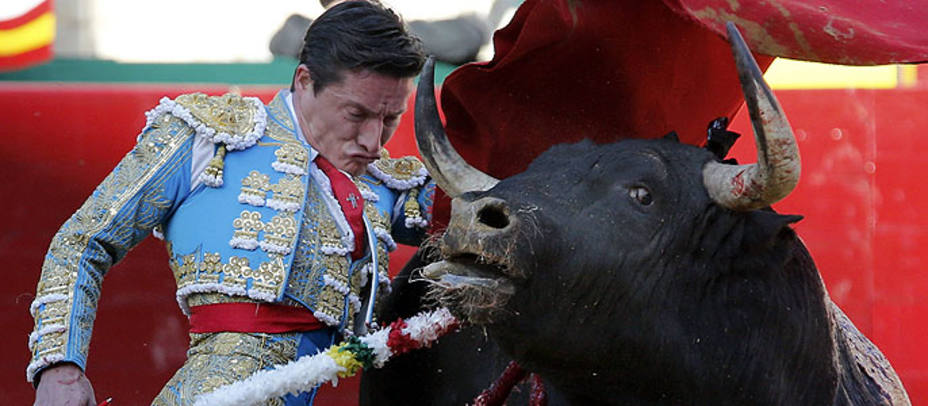 Pase de pecho de Diego Urdiales al primer toro de Alcurrucén del festejo. EFE