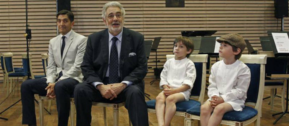 Plácido Domingo en el Real junto a sus nietos. EFE