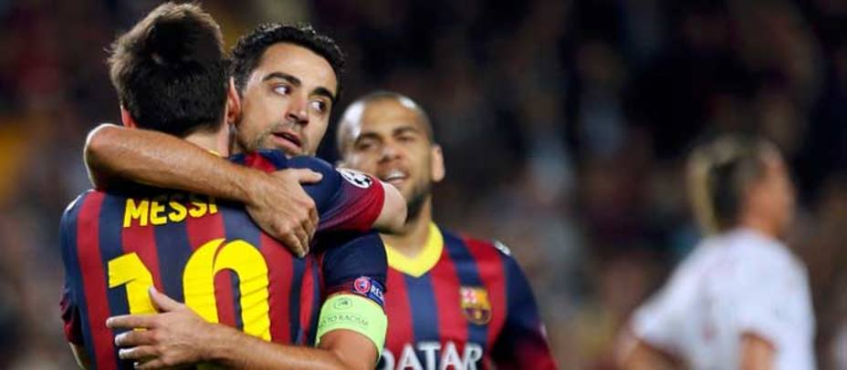 Xavi abraza a Leo Messi. REUTERS