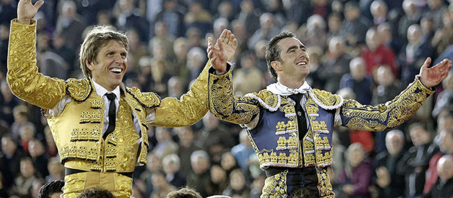 El Cordobés y El Fandi en su salida a hombros este domingo en Valencia. EFE