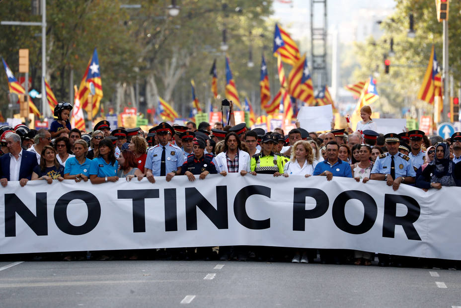 La cabecera de la manifestación contra el terrorismo este sábado en Barcelona. REUTERS