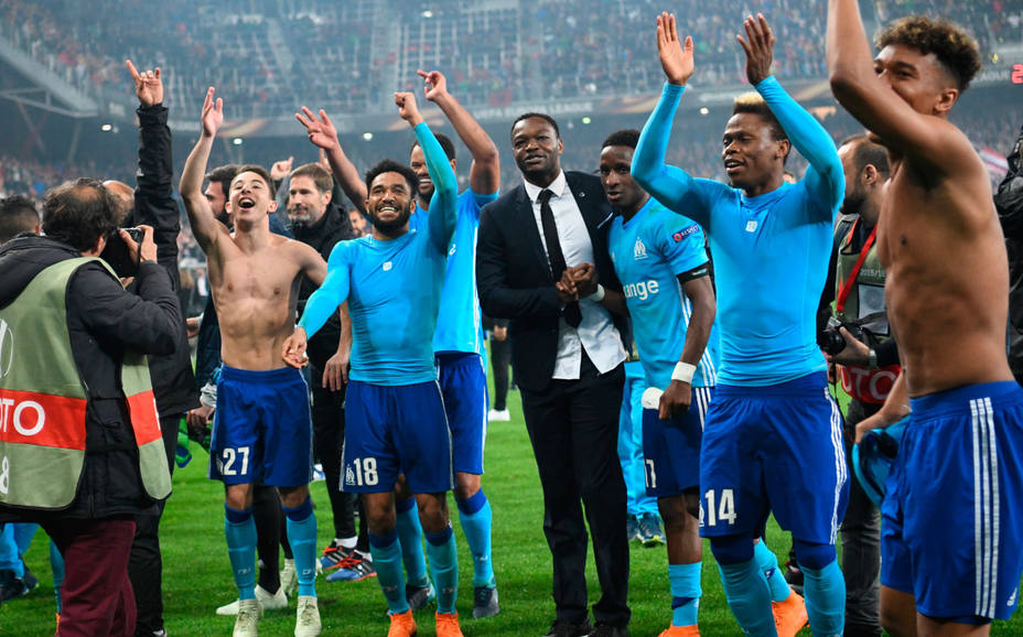 Los jugadores del Olympique de Marsella celebran el pase a la final de la Europa League. EFE