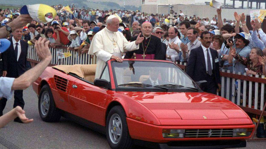 El Papa San Juan Pablo II se paseó en un Ferrari para saludar a los fieles