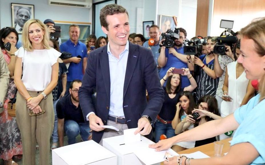 Pablo Casado votando en la primera jornada de las primarias del PP.