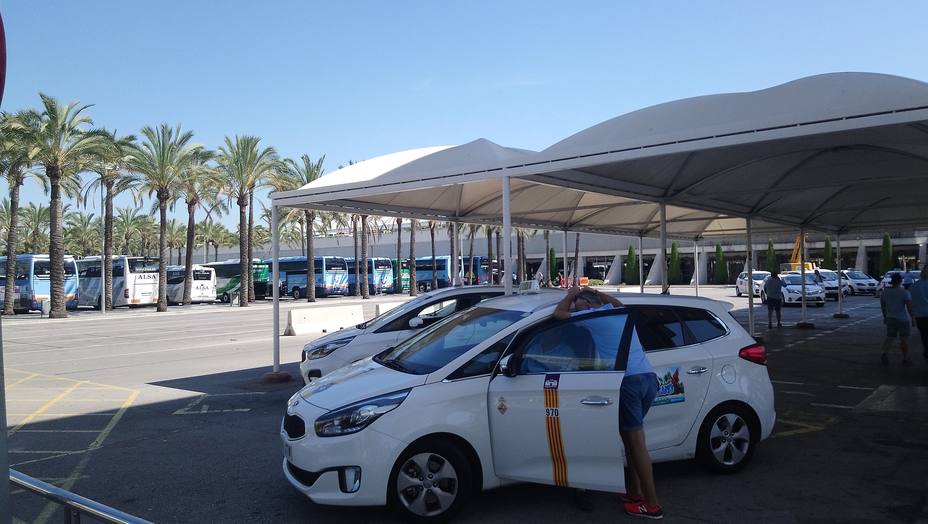 La huelga de taxis provoca largas colas en el aeropuerto de Palma