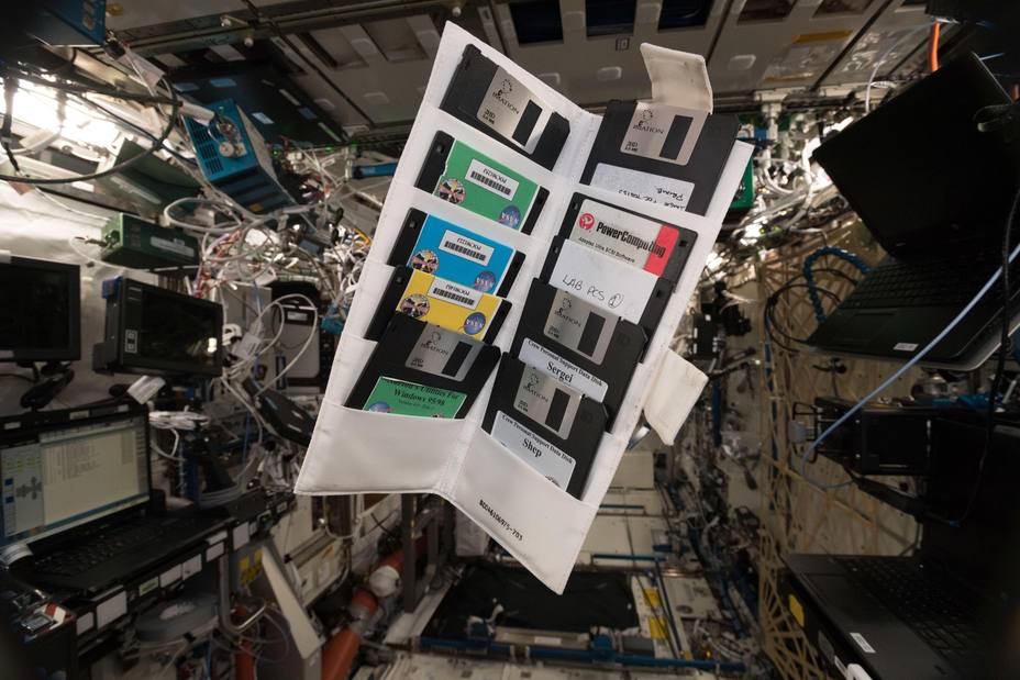 Se descubren disquetes de Windows 95 en la Estación Espacial Internacional que han permanecido 18 años en el espacio