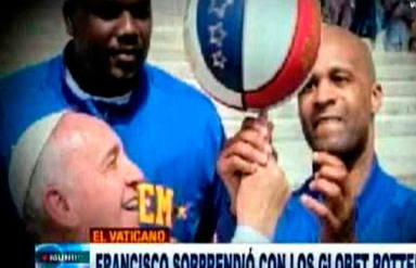 El Papa Francisco hace girar el balón de baloncesto con ayuda de un Harlem Globetrotter