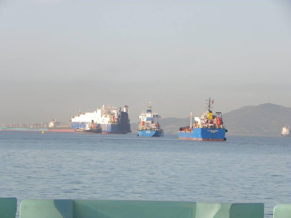 Ecologistas lamentan que buques de Gibraltar fondeen en aguas españolas y que el Gobierno no haga nada