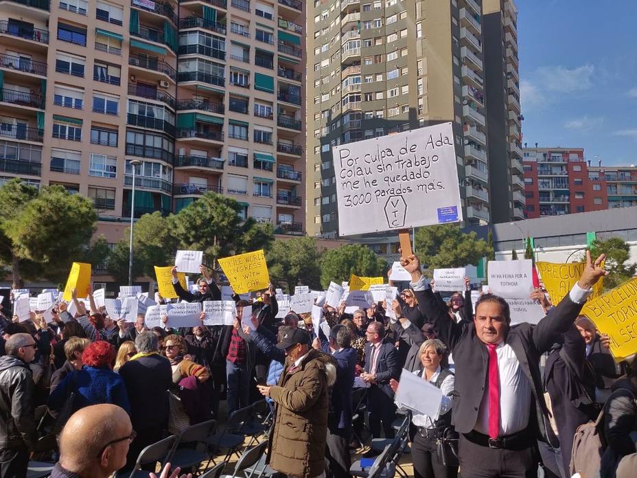 Unos 100 trabajadores de VTC irrumpen en el acto de ERC, Bildu y BNG en Barcelona