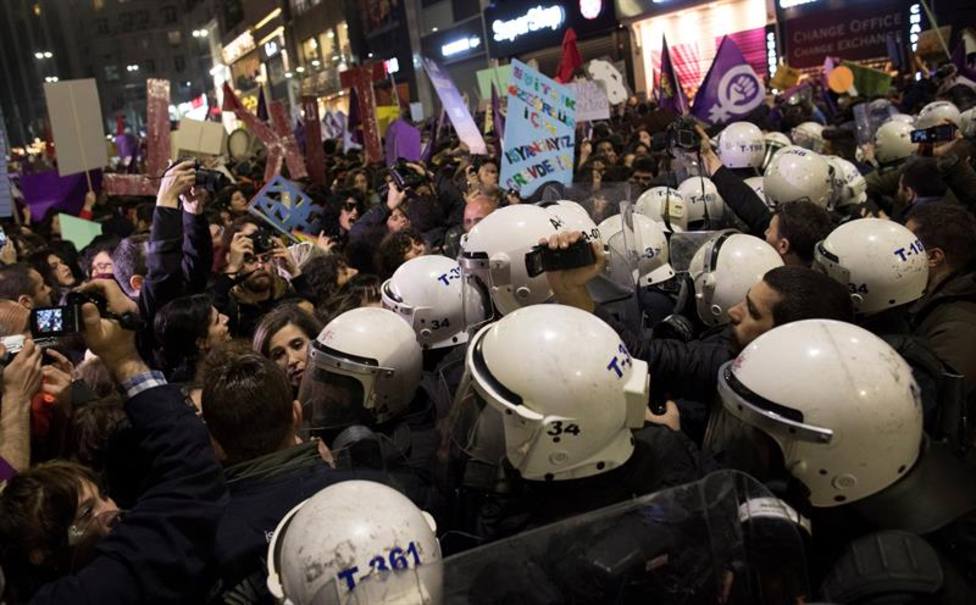 La Policía turca dispersa con gas lacrimógeno una manifestación por el Día de la Mujer en Estambul