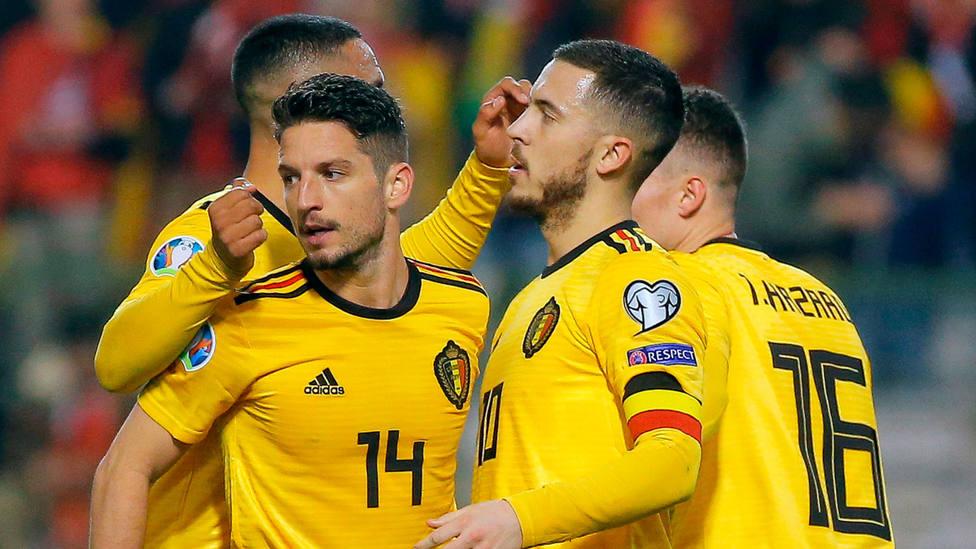 La selección de Bélgica felicita a Eden Hazard por su triunfo ante Rusia. EFE