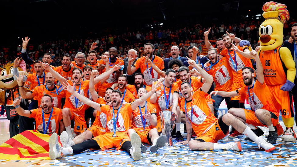 El Valencia Basket celebra la cuarta Eurocup de su historia. EFE