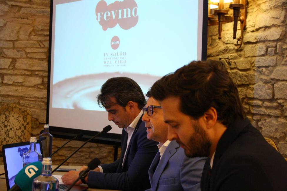 Diego Calvo, Nani Yáñez e Ives Constantinidis durante la presentación de Fevino en Santiago - FOTO: Xunta