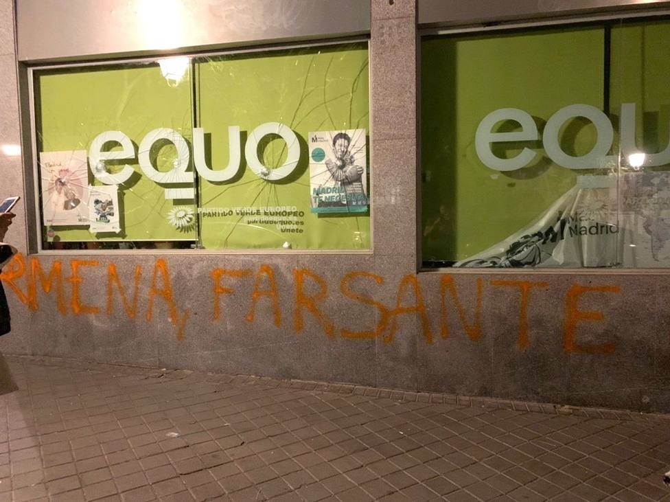 Apedrean la sede de Equo en Madrid y pintan Carmena Farsante en la fachada