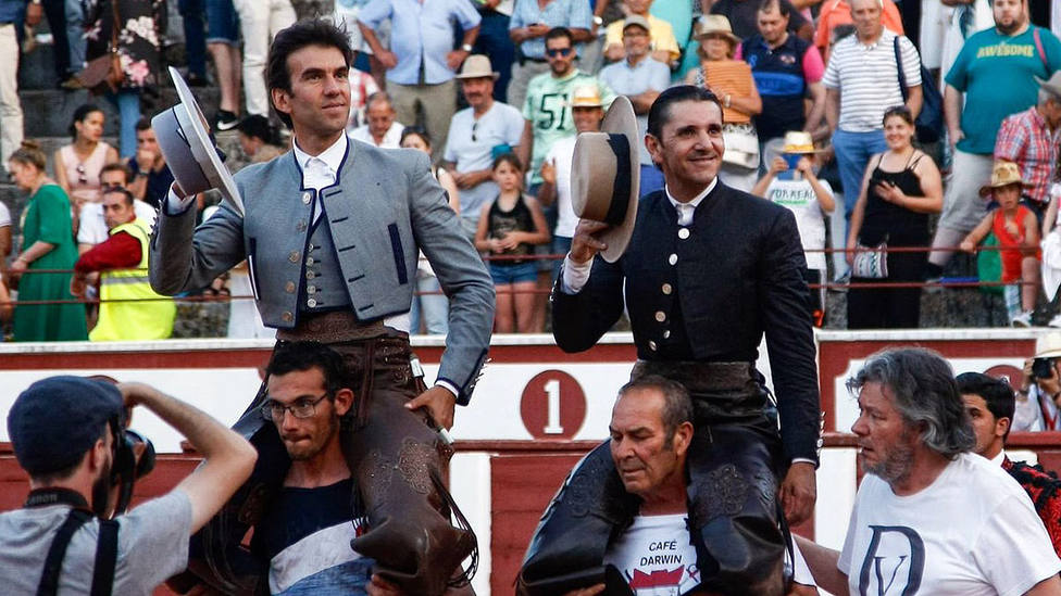 Sergio Galán y Diego Ventura en su salida a hombros este domingo en Zamora