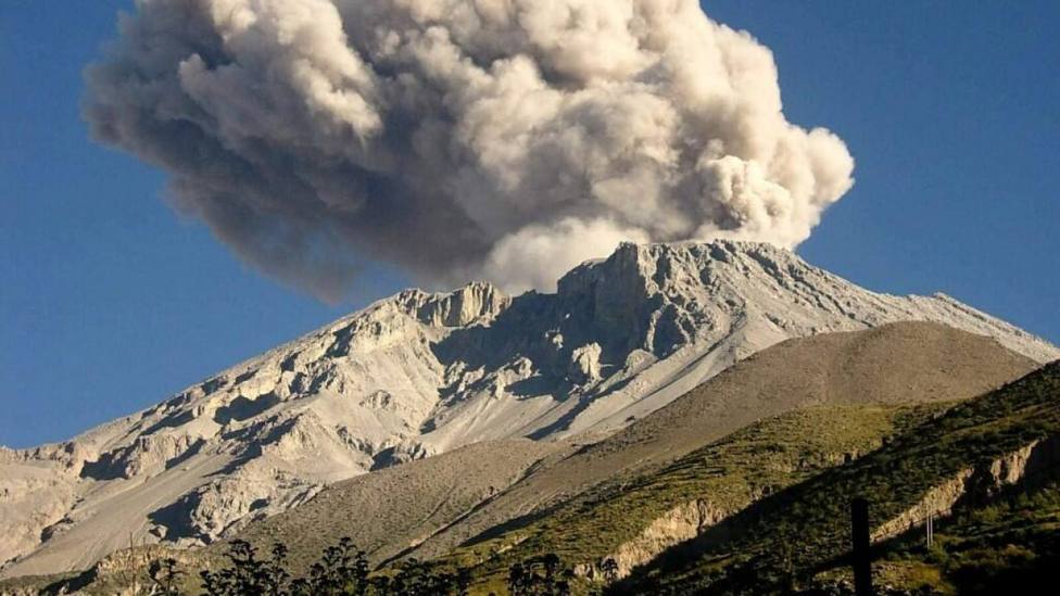 Cientos de evacuados por la erupción del volcán Ubinas en Perú