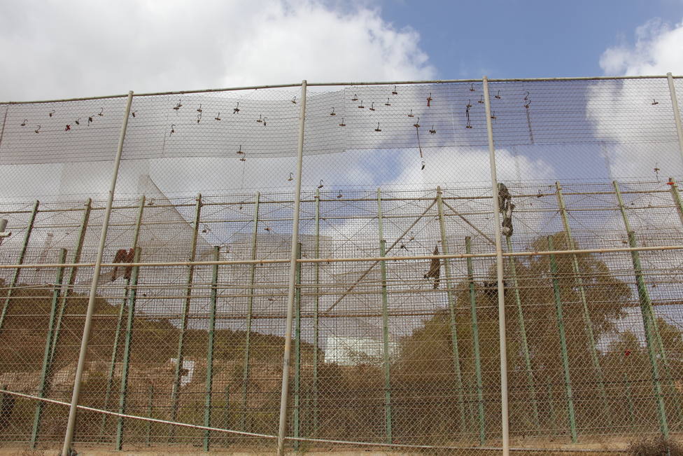 VOX se querella contra los 50 inmmigrantes que saltaron la valla de Melilla e hirieron a 6 guardias civiles