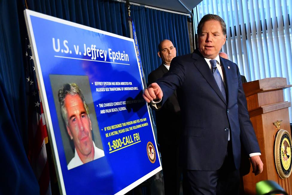 Hallan al magnate Jeffrey Epstein semiinconsciente en su celda de la prisión de Manhattan