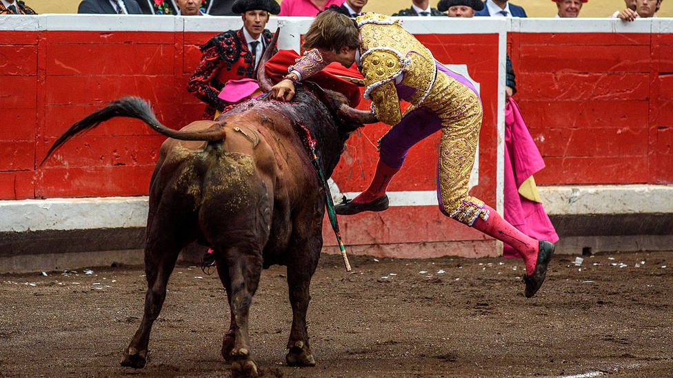 Juan Leal entrando a matar a uno de los toros de Fuente Ymbro lidiados en Bilbao