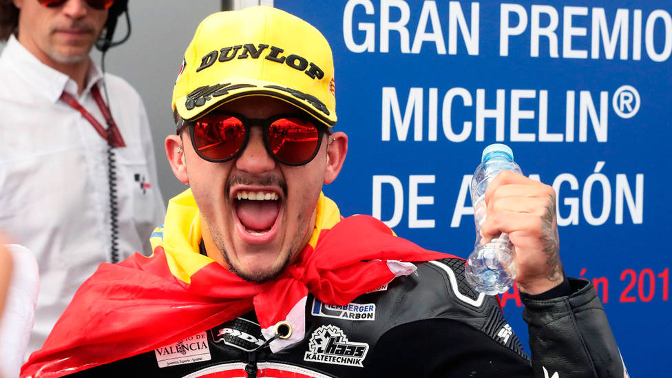 Aarón Canet celebra el triunfo en Moto3 del Gran Premio de Aragón. EFE