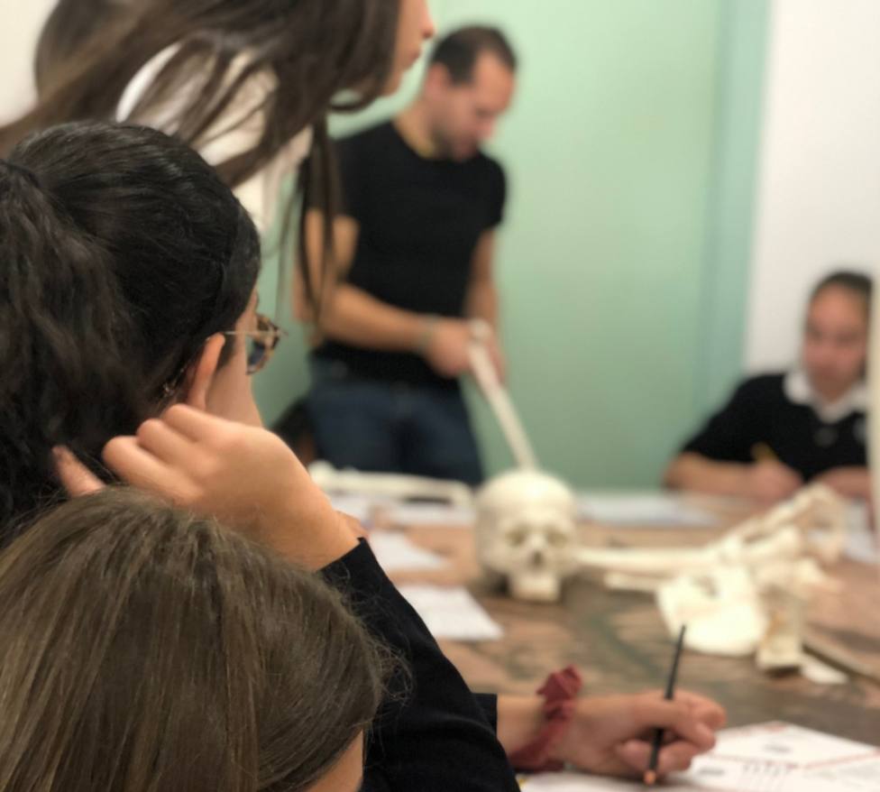 Estudiantes de Maó participan en un taller sobre prehistoriacon investigadores del CSIC