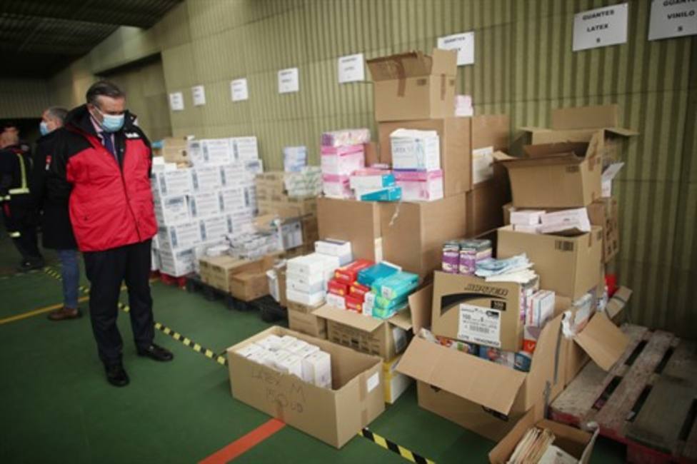 La Comunidad de Madrid entrega a residencias 153.000 pares de guantes y 18.500 mascarillas donadas