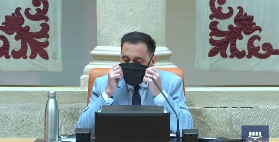 La mascarilla negra del presidente del Parlamento de La Rioja