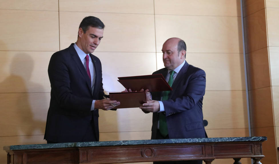 Firma del acuerdo entre el PSOE y el PNV para la investidura de Pedro SÃ¡nchez