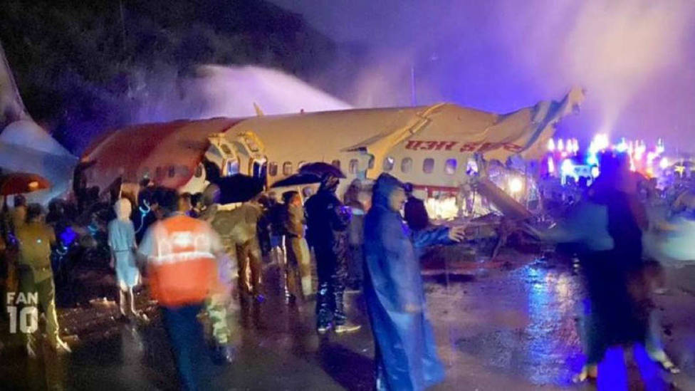 Un avión con 191 pasajeros sufre un accidente en Calcuta y se parte en dos
