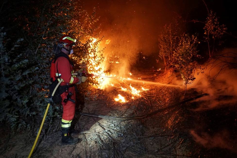Efectivos luchan por apagar el incendio de Almonaster la Real (Huelva)
