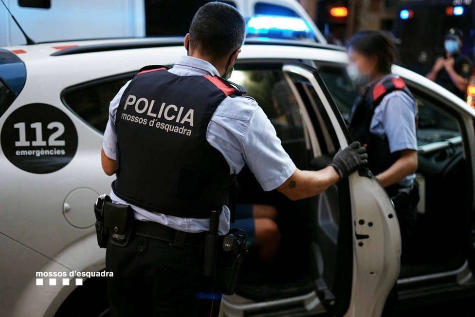 Dos detenidos mientras intentaban robar en un piso habitado de Barcelona