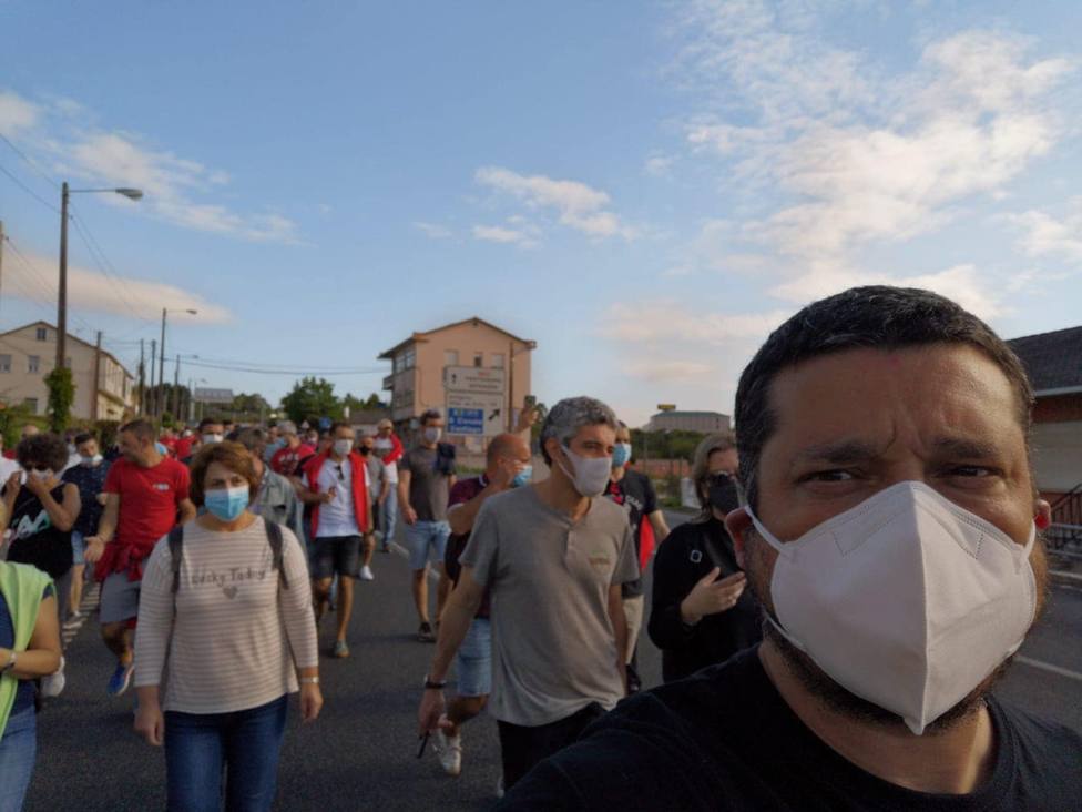 Foto de Ramón Fernández participando en una manifestación de los trabajadores de Noa Madera Creativa