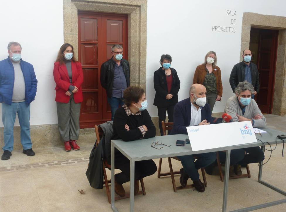 Nestor Rego estuvo acompañado por alcaldes y portavoces en los ayuntamientos de Ferrolterra - FOTO: BNG