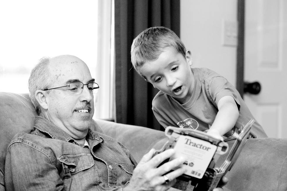 Un abuelo juega con su nieto