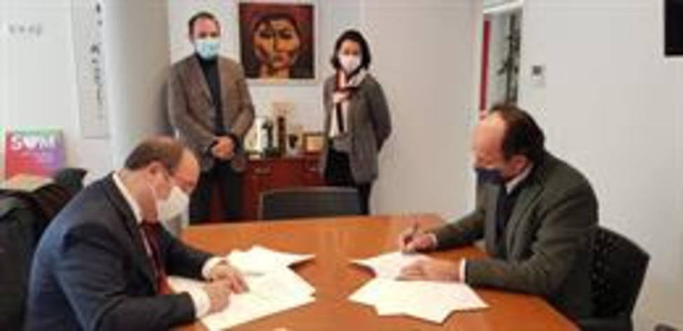 Miquel Iceta y Oriol Molins firman el pacto entre el PSC y Units per Avançar