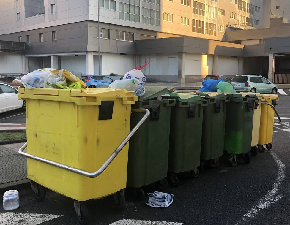 Cubos de la basura frente al centro de salud de Narón. FOTO: PP de Narón