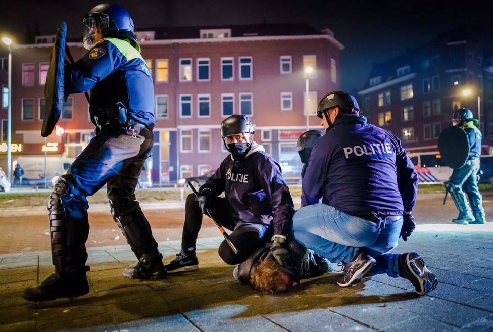 81 detenidos en Róterdam en la cuarta noche de protestas en los Países Bajos