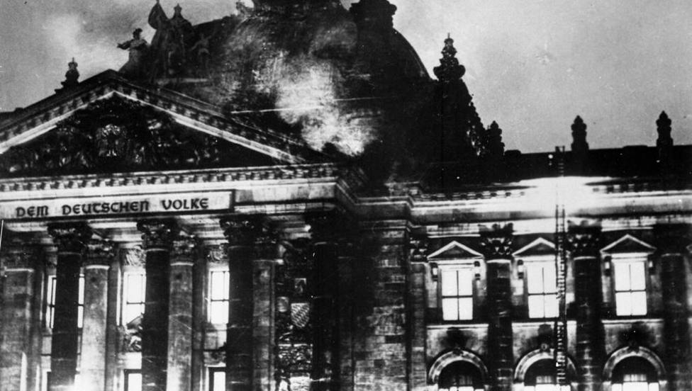Las llamas del Reichstag, el incendio que fue utilizado por Hitler para iniciar la dictadura nazi