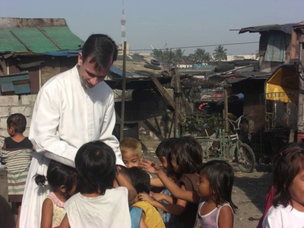La historia de un sacerdote que recorre Manila para rescatar a los niños de las calles