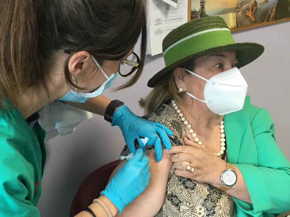 Una de las primeras mujeres asturianas inmunizadas con la dosis única de la vacuna Janssen